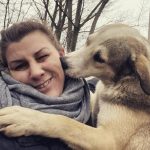Nika im asyl Riska in Belgrad/Serbien. Ein Hund aus dem tierheim gibt ihr ein Küschen.